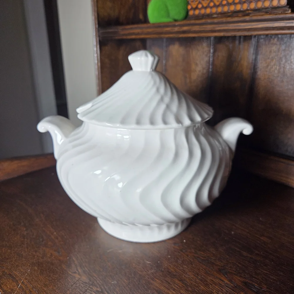 White Porcelain Covered Sugar Bowl with Swirl Motif